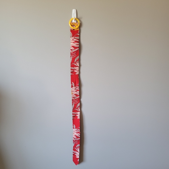 Red fabric floral belt with yellow retro buckle - Picture 5 of 7